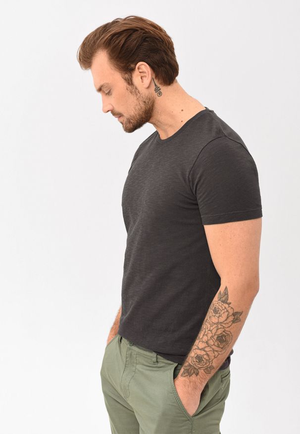 Volcano - Gładki t-shirt T-BLUES. Okazja: na co dzień. Kolor: szary. Materiał: bawełna, jeans, materiał. Długość rękawa: krótki rękaw. Długość: krótkie. Wzór: gładki. Styl: casual, sportowy, klasyczny