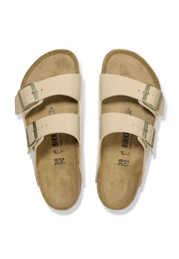 Birkenstock - BIRKENSTOCK Arizona BF Patent Sand Klapki damskie. Okazja: na co dzień, na plażę. Kolor: beżowy. Materiał: materiał. Wzór: paski. Sezon: lato. Styl: elegancki, casual