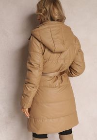 Renee - Beżowa Długa Kurtka z Paskiem Płaszcz z Okrągłą Saszetką w Komplecie Nabili. Kolor: beżowy. Długość: długie #4