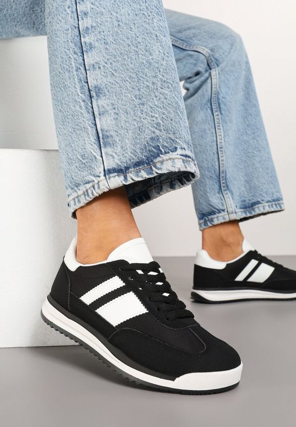 Born2be - Czarne Sneakersy Tenisówki z Ozdobnymi Paskami Flormi. Okazja: na co dzień. Zapięcie: pasek. Kolor: czarny. Materiał: jeans. Sezon: wiosna