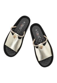 Złote Klapki S.Barski Modne Obuwie Damskie. Okazja: na spacer. Kolor: złoty. Wzór: aplikacja. Sezon: lato. Obcas: na koturnie. Styl: klasyczny, wakacyjny, elegancki #6