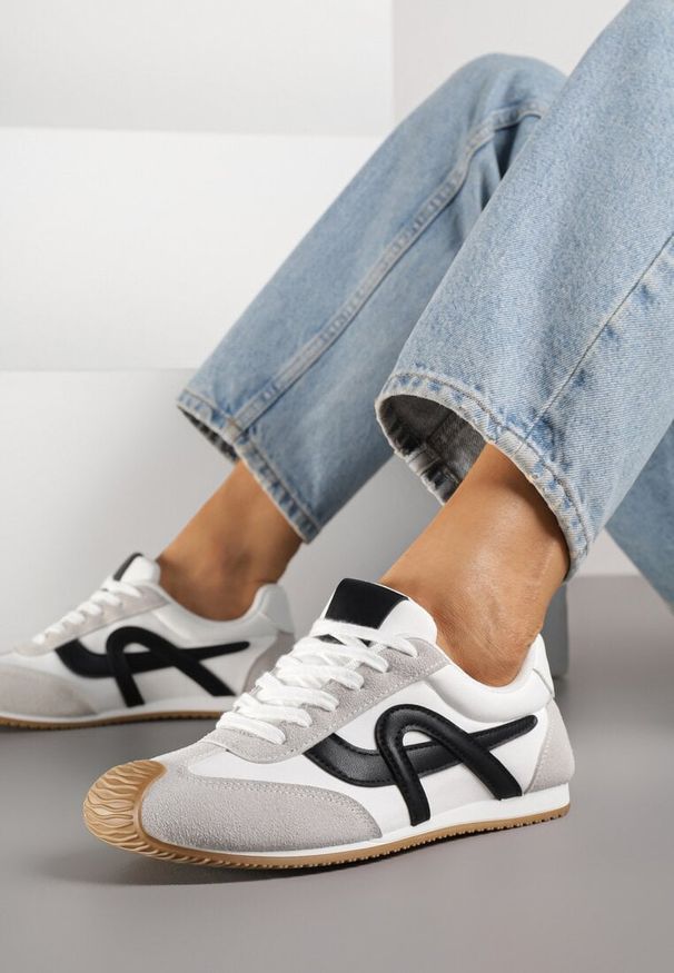 Born2be - Białe Sneakersy Ozdobione Geometrycznym Motywem Ardetia. Okazja: na co dzień. Kolor: biały. Materiał: jeans. Wzór: geometria, aplikacja