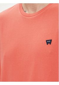 Wrangler T-Shirt Sign Off 112350437 Czerwony Regular Fit. Kolor: czerwony. Materiał: bawełna #2