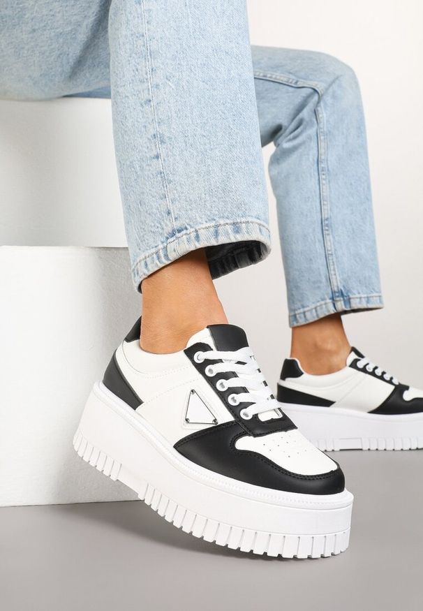 Renee - Biało-Czarne Sneakersy na Platformie z Tłoczeniem Halinea. Okazja: na imprezę, na co dzień. Kolor: biały. Materiał: jeans, skóra. Obcas: na platformie