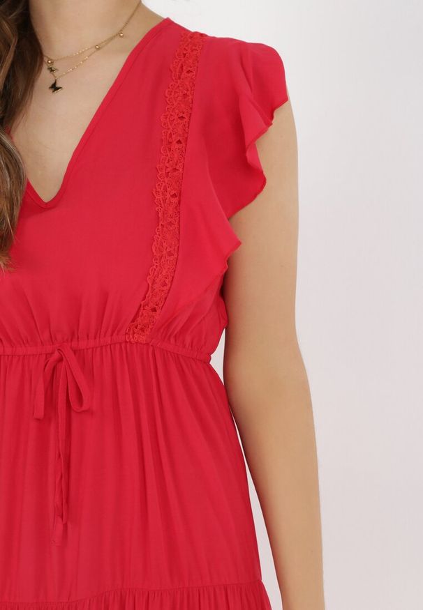 Born2be - Czerwona Sukienka Cileis. Typ kołnierza: kołnierz z falbankami. Kolor: czerwony. Materiał: wiskoza, koronka. Długość rękawa: krótki rękaw. Wzór: geometria. Długość: maxi