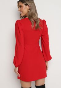 Born2be - Czerwona Sukienka Mini z Głębokim Dekoltem z Wiązaniem i Bufiastymi Rękawami Upittra. Kolor: czerwony. Typ sukienki: trapezowe. Długość: mini #5