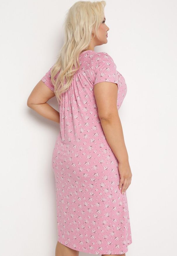Born2be - Różowa Sukienka Pudełkowa Midi z Dekoltem z Guzikami Grilacuna. Okazja: na co dzień. Kolor: różowy. Wzór: aplikacja, kwiaty. Sezon: lato. Styl: casual. Długość: midi