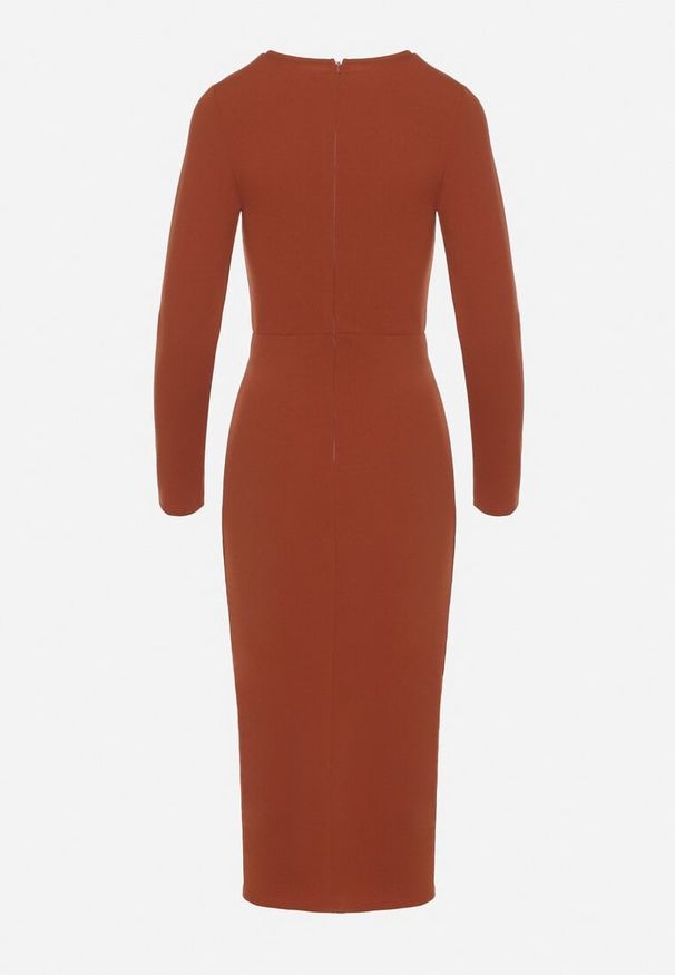 Born2be - Brązowa Taliowana Sukienka Vices z Marszczeniem i Perełkami Adorre. Kolor: brązowy. Wzór: aplikacja. Styl: elegancki, klasyczny