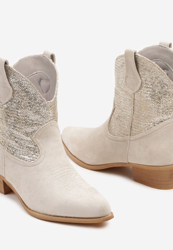Born2be - Jasnobeżowe Botki Kowbojki na Niskim Słupku Eleandren. Okazja: na co dzień. Nosek buta: szpiczasty. Kolor: beżowy. Materiał: jeans, skóra. Wzór: aplikacja. Obcas: na słupku. Styl: elegancki, casual. Wysokość obcasa: średni