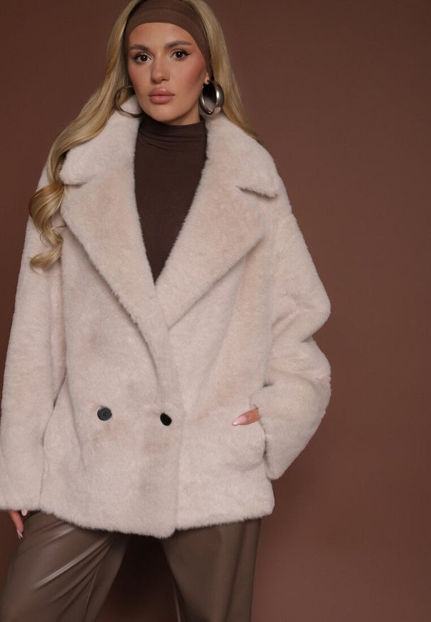 Renee - Beżowa Dwurzędowa Kurtka Futerko o Fasonie Oversize Manella. Okazja: na co dzień. Kolor: beżowy. Materiał: futro. Długość rękawa: długi rękaw. Długość: długie. Wzór: aplikacja. Styl: casual