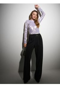 Sinsay - Spodnie wide leg z zakładkami i ozdobną klamrą - czarny. Kolor: czarny #1