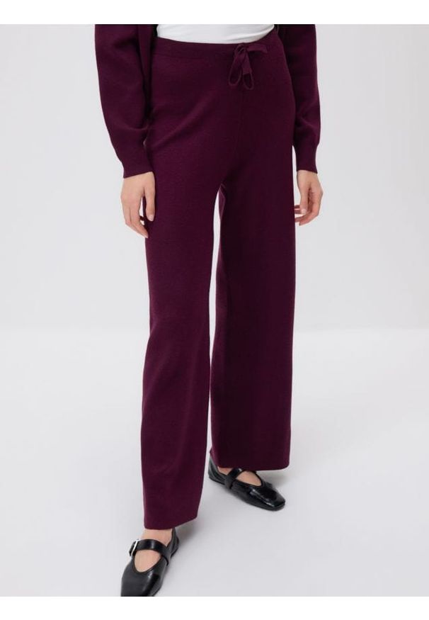 Reserved - Dzianinowe spodnie z wiskozą - ciemnofioletowy. Kolor: fioletowy. Materiał: dzianina, wiskoza