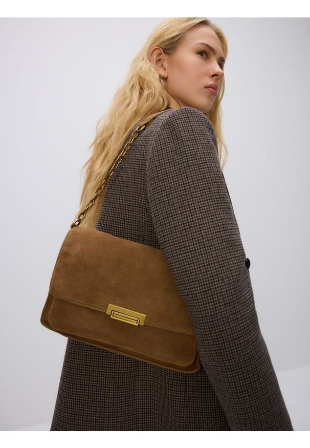 Reserved - Zamszowa torebka na ramię - beżowy. Kolor: beżowy. Materiał: zamszowe. Rodzaj torebki: na ramię