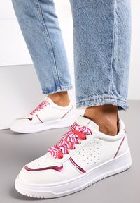 Renee - Biało-Różowe Sneakersy z Kolorowymi Sznurówkami i Metalicznymi Wstawkami Lania. Kolor: biały. Wzór: kolorowy