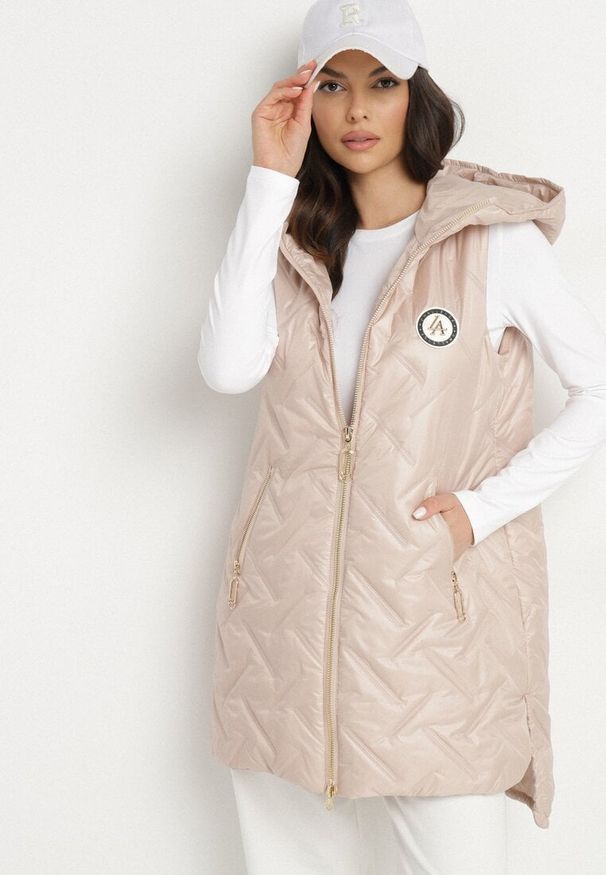 Born2be - Różowa Pikowana Kamizelka z Kapturem i Ozdobną Naszywką Liselilia. Okazja: na co dzień. Typ kołnierza: kaptur. Kolor: różowy. Materiał: jeans. Wzór: aplikacja. Styl: sportowy, casual, elegancki