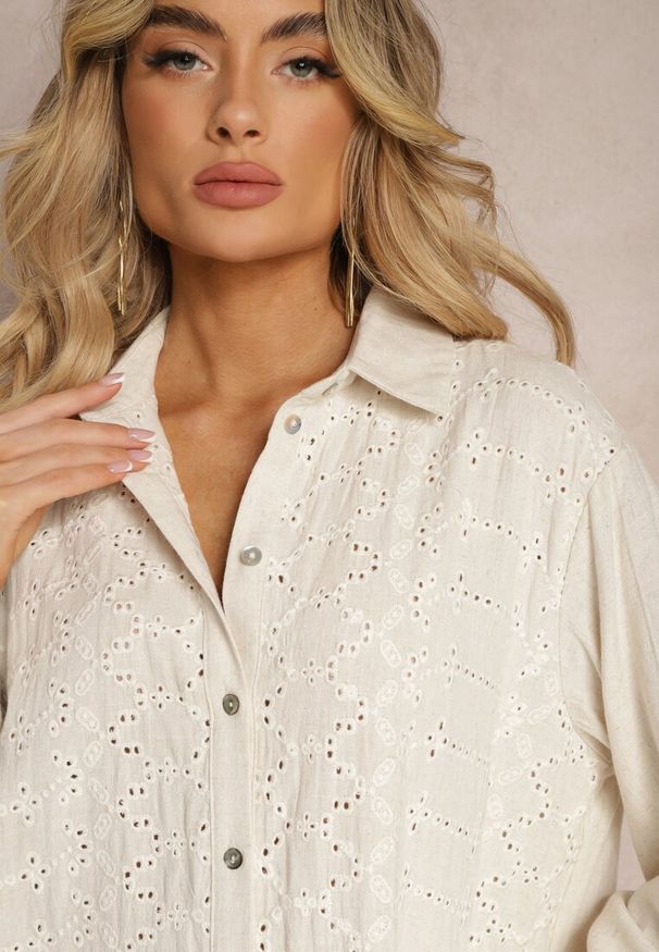 Renee - Jasnobeżowa Ażurowa Sukienka o Koszulowym Kroju z Wiskozy i Lnu z Rozcięciami i Guzikami Sannesti. Okazja: na imprezę. Typ kołnierza: dekolt w kształcie V. Kolor: beżowy. Materiał: wiskoza, len. Wzór: ażurowy. Typ sukienki: koszulowe. Styl: elegancki