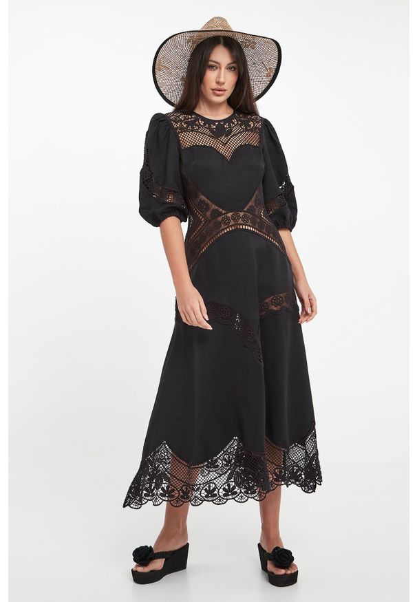 Twinset Milano - Sukienka midi ażurowa TWINSET. Wzór: ażurowy. Długość: midi