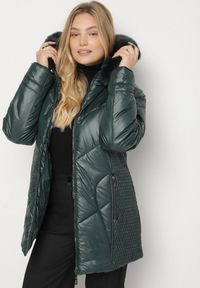 Born2be - Ciemnozielona Kurtka z Pikowanymi Przeszyciami i Kapturem z Futerkiem Vevea. Okazja: do pracy, na spotkanie biznesowe, na spacer, na co dzień. Kolekcja: plus size. Kolor: zielony. Materiał: futro. Styl: biznesowy, elegancki, casual #7