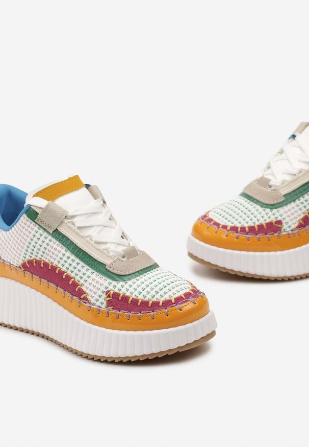 Born2be - Biało-Zielone Sneakersy z Patchworkową Cholewką i Tłoczoną Platformą Geridia. Kolor: biały. Szerokość cholewki: normalna. Obcas: na platformie