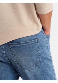 Ombre Clothing - Męskie jeansowe spodnie CARROT FIT z delikatnymi przetarciami – niebieskie V1. Okazja: na co dzień. Kolor: niebieski. Materiał: jeans. Wzór: aplikacja. Styl: casual #4