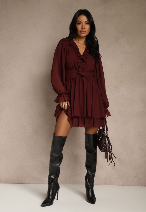 Renee - Bordowa Siateczkowa Sukienka o Rozkloszowanym Fasonie z Falbankami Zenniria. Okazja: na co dzień, na wesele, na ślub cywilny, na imprezę. Typ kołnierza: kołnierz z falbankami. Kolor: czerwony. Materiał: poliester. Styl: casual