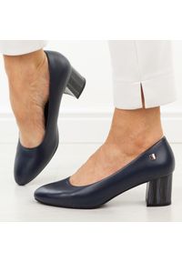 Granatowe czółenka damskie na obcasie Sergio Leone Pb404. Okazja: na co dzień, do pracy. Nosek buta: okrągły. Kolor: niebieski. Materiał: skóra. Sezon: wiosna, lato, jesień. Obcas: na obcasie. Styl: casual, klasyczny, elegancki. Wysokość obcasa: średni #1