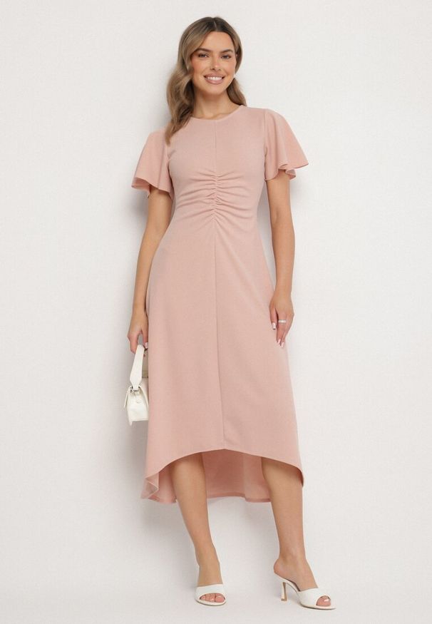 Born2be - Różowa Rozkloszowana Sukienka Ozdobiona Marszczeniem Odallica. Kolor: różowy. Wzór: aplikacja. Typ sukienki: rozkloszowane. Styl: elegancki