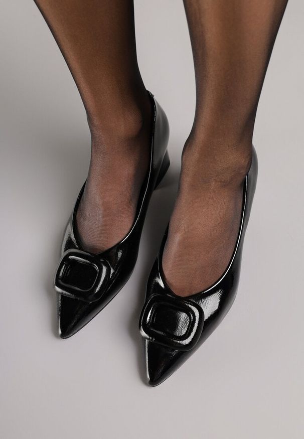 Born2be - Czarne Czółenka na Obcasie Vices ze Skórzaną Wkładką Ozdobione Klamrą Aponelle. Zapięcie: klamry. Kolor: czarny. Materiał: skóra. Wzór: aplikacja. Obcas: na obcasie. Wysokość obcasa: średni