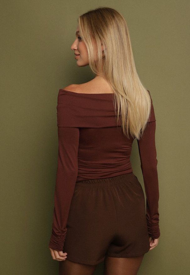 Born2be - Brązowa Bluzka Hiszpanka Vices z Marszczeniem w Talii i przy Rękawach Temile. Okazja: na co dzień. Typ kołnierza: dekolt hiszpanka. Kolor: brązowy. Materiał: satyna, jeans. Styl: casual, elegancki