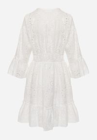 Renee - Biała Mini Sukienka z Bawełny Ozdobiona Haftami i Koronką Qirelia. Kolor: biały. Materiał: bawełna, koronka. Wzór: aplikacja, koronka, haft. Długość: mini #2