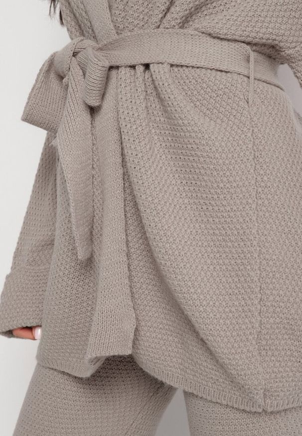 Born2be - Beżowy Dzianinowy Komplet ze Spodniami z Szeroką Nogawką i Kardiganem z Wiązanym Paskiem Edalinna. Kolor: szary. Materiał: dzianina