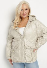 Born2be - Beżowa Kurtka Pikowana z Kapturem i Kieszeniami o Pudełkowym Kroju Eravinna. Okazja: na spacer. Typ kołnierza: kaptur. Kolekcja: plus size. Kolor: beżowy. Długość rękawa: długi rękaw. Długość: długie. Wzór: aplikacja #1