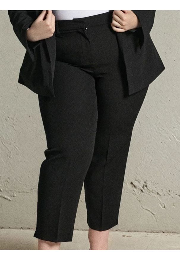Sinsay - Eleganckie spodnie w kant PLUS SIZE - czarny. Kolekcja: plus size. Kolor: czarny. Styl: elegancki