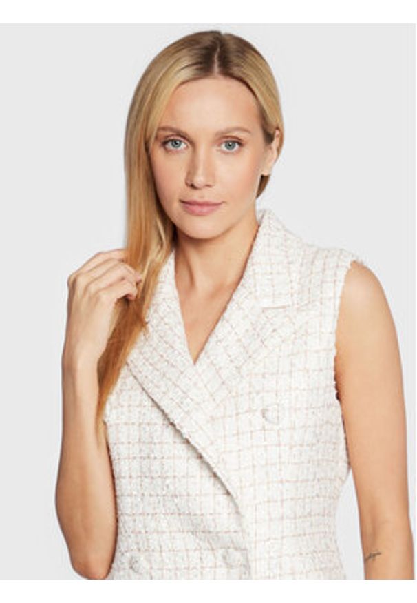 Glamorous Sukienka dzianinowa CK6798 Biały Regular Fit. Kolor: biały. Materiał: syntetyk