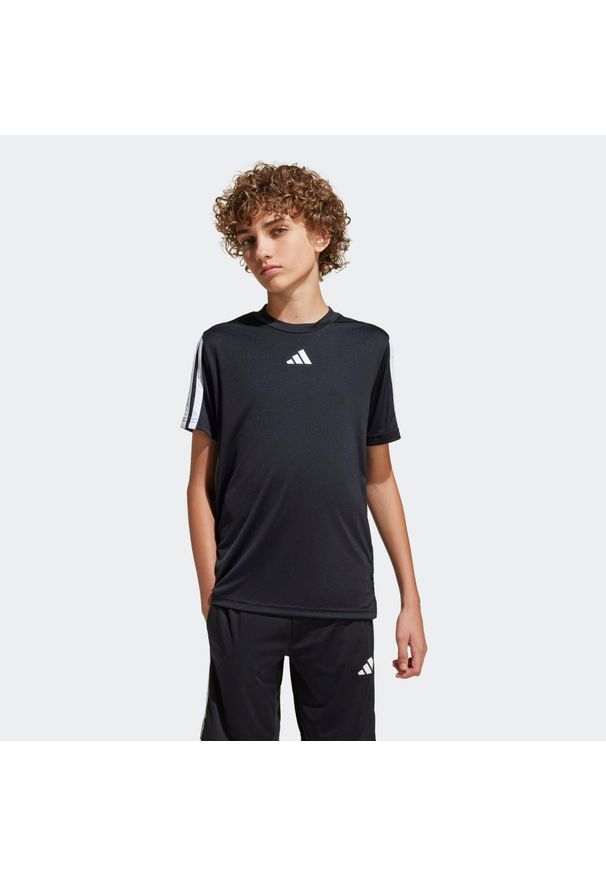 Adidas - Koszulka z krótkim rękawem dziecięca ADIDAS Essentials. Kolor: czarny. Materiał: włókno, materiał. Długość rękawa: krótki rękaw. Technologia: ClimaCool (Adidas). Długość: krótkie. Sport: fitness, joga i pilates