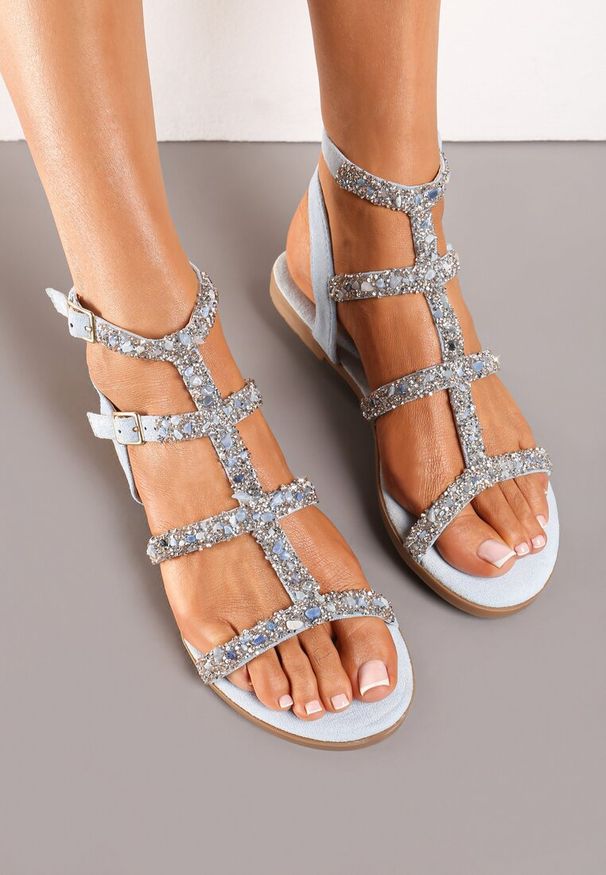 Born2be - Jasnoniebieskie Sandały Zapinane wokół Kostki Ozdobione Cyrkoniami i Kamyczkami Risaha. Okazja: na co dzień. Nosek buta: otwarty. Zapięcie: sprzączka. Kolor: niebieski. Wzór: aplikacja. Sezon: lato. Obcas: na obcasie. Styl: klasyczny, casual. Wysokość obcasa: niski