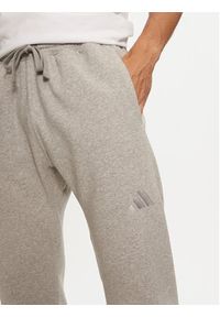 Adidas - adidas Spodnie dresowe ALL SZN Fleece IY4148 Szary Regular Fit. Kolor: szary. Materiał: bawełna #3