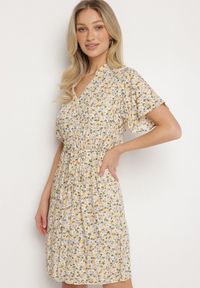 Born2be - Beżowa Sukienka w Kwiaty z Paskiem Cleza. Okazja: na co dzień. Typ kołnierza: dekolt w kształcie V. Kolor: beżowy. Wzór: kwiaty. Sezon: lato, wiosna. Styl: elegancki, casual