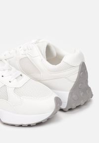 Renee - Białe Sneakersy Petirose. Okazja: na co dzień. Kolor: biały. Materiał: nubuk, syntetyk. Szerokość cholewki: normalna. Wzór: aplikacja #4