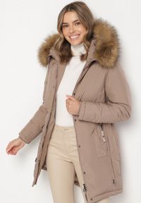 Born2be - Ciemnobeżowa Casualowa Kurtka Parka z Kapturem z Futerkiem Nallorea. Okazja: na co dzień. Typ kołnierza: kaptur. Kolor: beżowy. Materiał: futro. Styl: casual #2