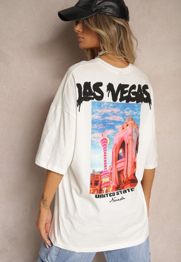 Renee - Biało-Kremowa Koszulka T-shirt o Kroju Oversize z Kolorowym Nadrukiem na Plecach Tarimea. Okazja: na co dzień. Kolor: biały. Materiał: skóra, jeans, dzianina. Wzór: nadruk, kolorowy. Sezon: lato. Styl: elegancki, casual, klasyczny