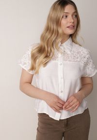 Born2be - Biała Koszula z Wiskozy na Krótki Rękaw z Ażurowymi Wstawkami Kakara. Okazja: na co dzień, do pracy, na spotkanie biznesowe. Kolor: biały. Materiał: wiskoza. Długość rękawa: krótki rękaw. Długość: krótkie. Wzór: ażurowy. Styl: klasyczny, casual, biznesowy, elegancki #3