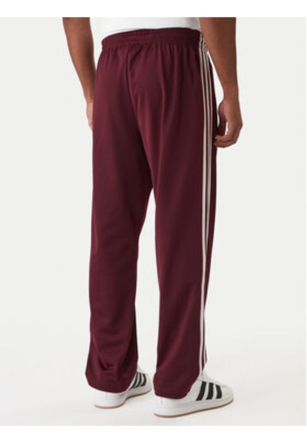 Adidas - adidas Spodnie dresowe KE1651 Bordowy Regular Fit. Kolor: czerwony. Materiał: syntetyk
