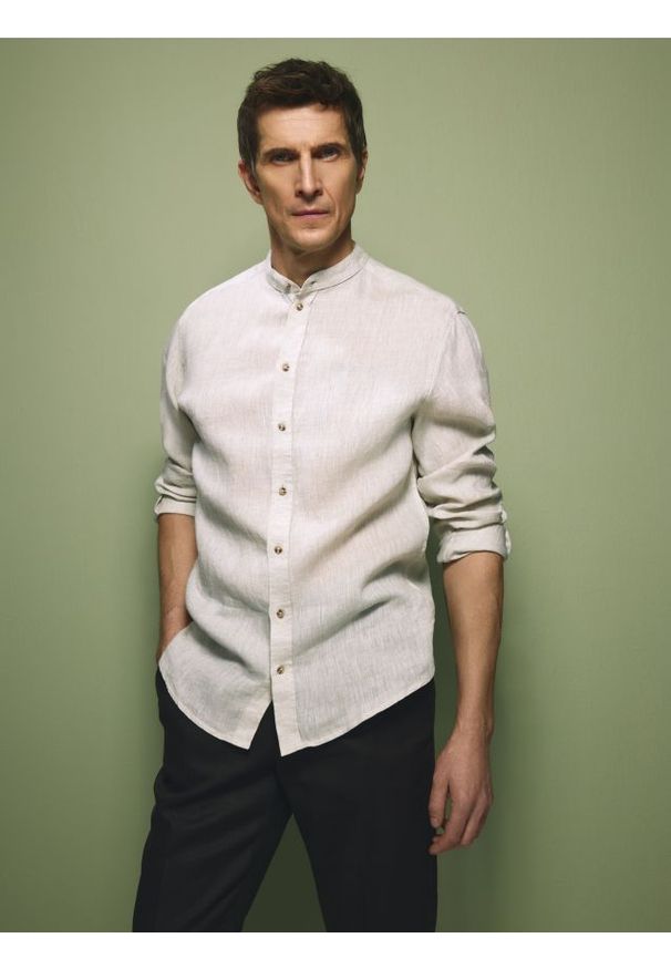 Reserved - Lniana koszula regular fit - beżowy. Kolor: beżowy. Materiał: len