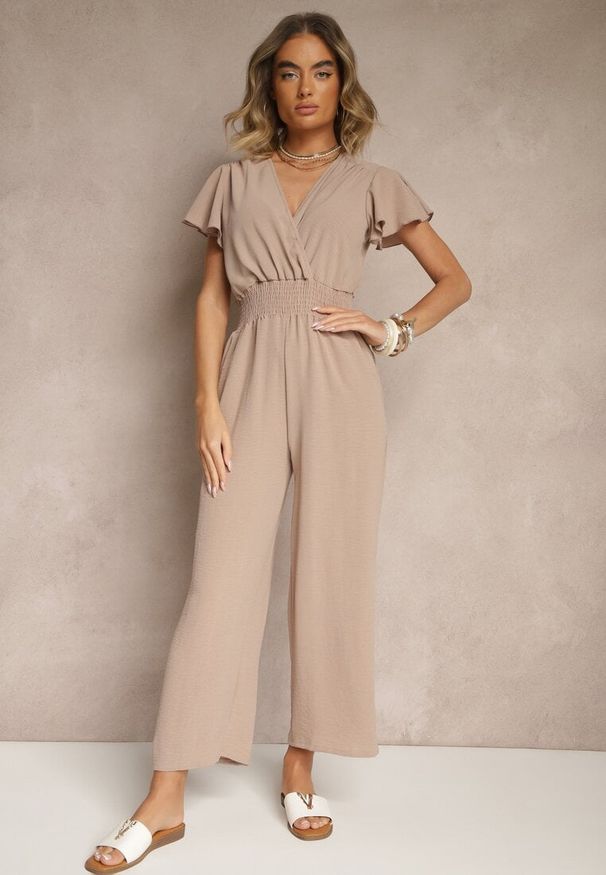 Renee - Beżowy Kombinezon o Kopertowym Kroju z Gumką w Talii Martalia. Okazja: na co dzień, na imprezę. Kolor: beżowy. Materiał: jeans. Długość rękawa: krótki rękaw. Długość: krótkie. Styl: casual, elegancki