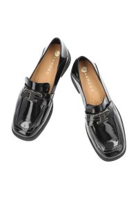 Czarne Półbuty Armodo Lakierowane Obuwie Damskie. Okazja: na spotkanie biznesowe, do pracy, na co dzień. Zapięcie: klamry. Kolor: czarny. Materiał: lakier. Wzór: aplikacja. Obcas: na obcasie. Styl: elegancki, casual, biznesowy. Wysokość obcasa: niski #2