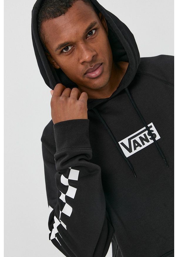 Vans Bluza męska kolor czarny z kapturem z nadrukiem. Okazja: na co dzień. Typ kołnierza: kaptur. Kolor: czarny. Długość rękawa: raglanowy rękaw. Wzór: nadruk. Styl: casual