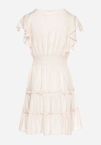 Born2be - Beżowa Gładka Sukienka Mini Taliowana z Falbankami Wokół Ramion Zynnas. Typ kołnierza: kołnierz z falbankami. Kolor: beżowy. Wzór: gładki. Sezon: lato. Długość: mini #7