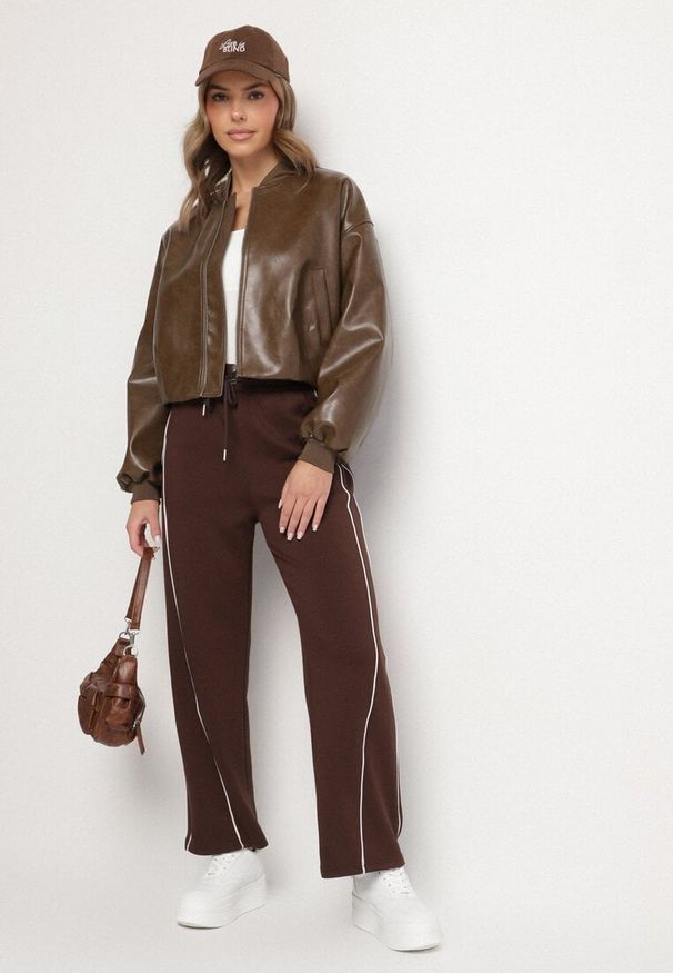 Born2be - Brązowe Szerokie Spodnie Dresowe z Bawełną z Wysokim Stanem Ozdobione Paskami Sallica. Okazja: na co dzień. Stan: podwyższony. Kolor: brązowy. Materiał: bawełna, dresówka. Wzór: aplikacja. Styl: casual, sportowy