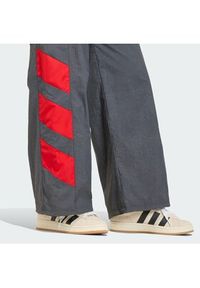 Adidas - adidas Spodnie dresowe Blocked Washed KE5037 Szary Loose Fit. Kolor: szary. Materiał: syntetyk #2